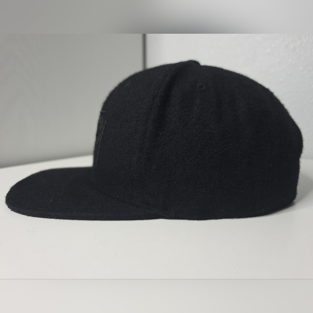Stussy All-Black Tonal Logo Snapback Hat - Picture 5 of 7